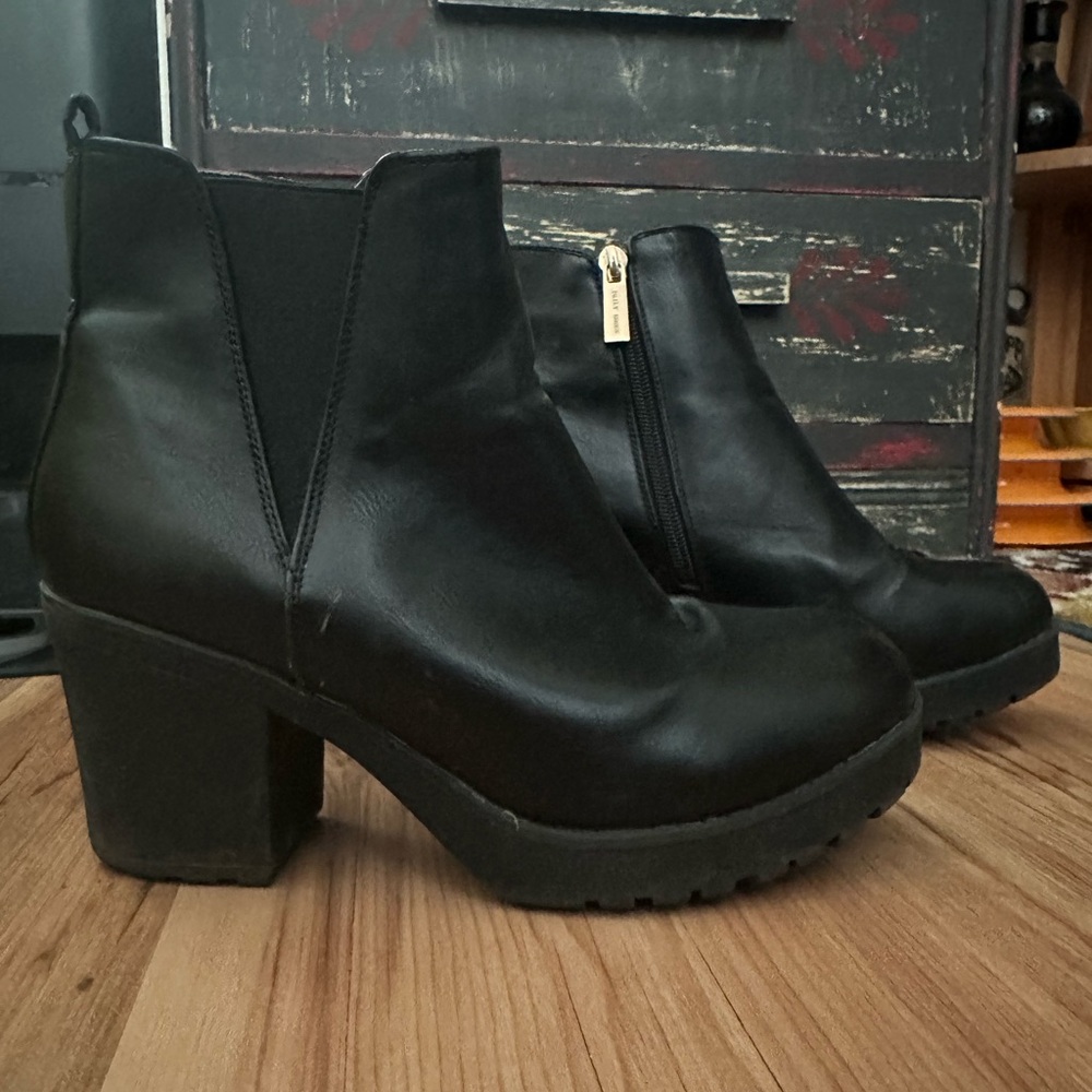 Black Chelsea Chunky Heeled Booties